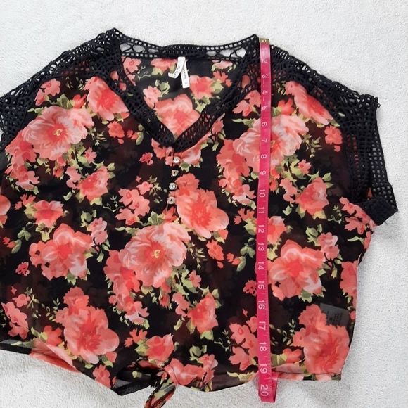 Live 4 Truth Floral Crop Top Size M - Picture 7 of 8
